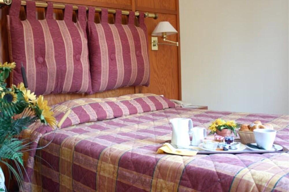 Les Colonnes Strasbourg Zenith Hotel Eckbolsheim Kamer foto